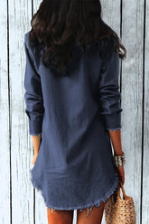 Minikleid aus Denim mit zerrissenen Kanten und Knöpfen